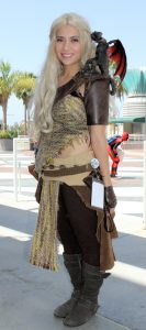Meisje in Daenerys-Khaleesi kostuum