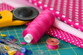 naaibenodigheden zoals draad, naalden, stof