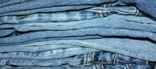 jeans opgestapeld